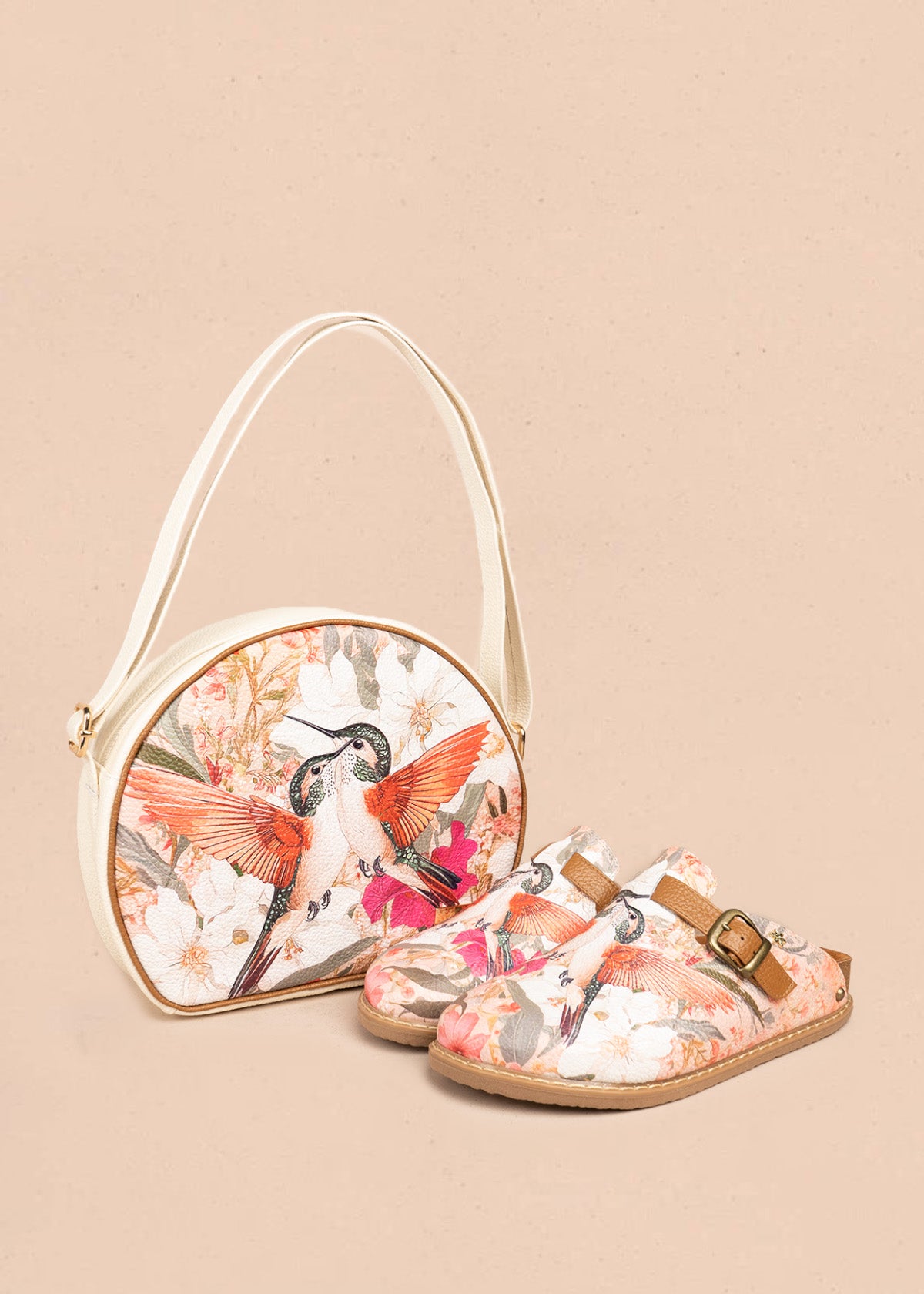 Bolso manos libres de cuero color talco con estampado de colibrí 106616
