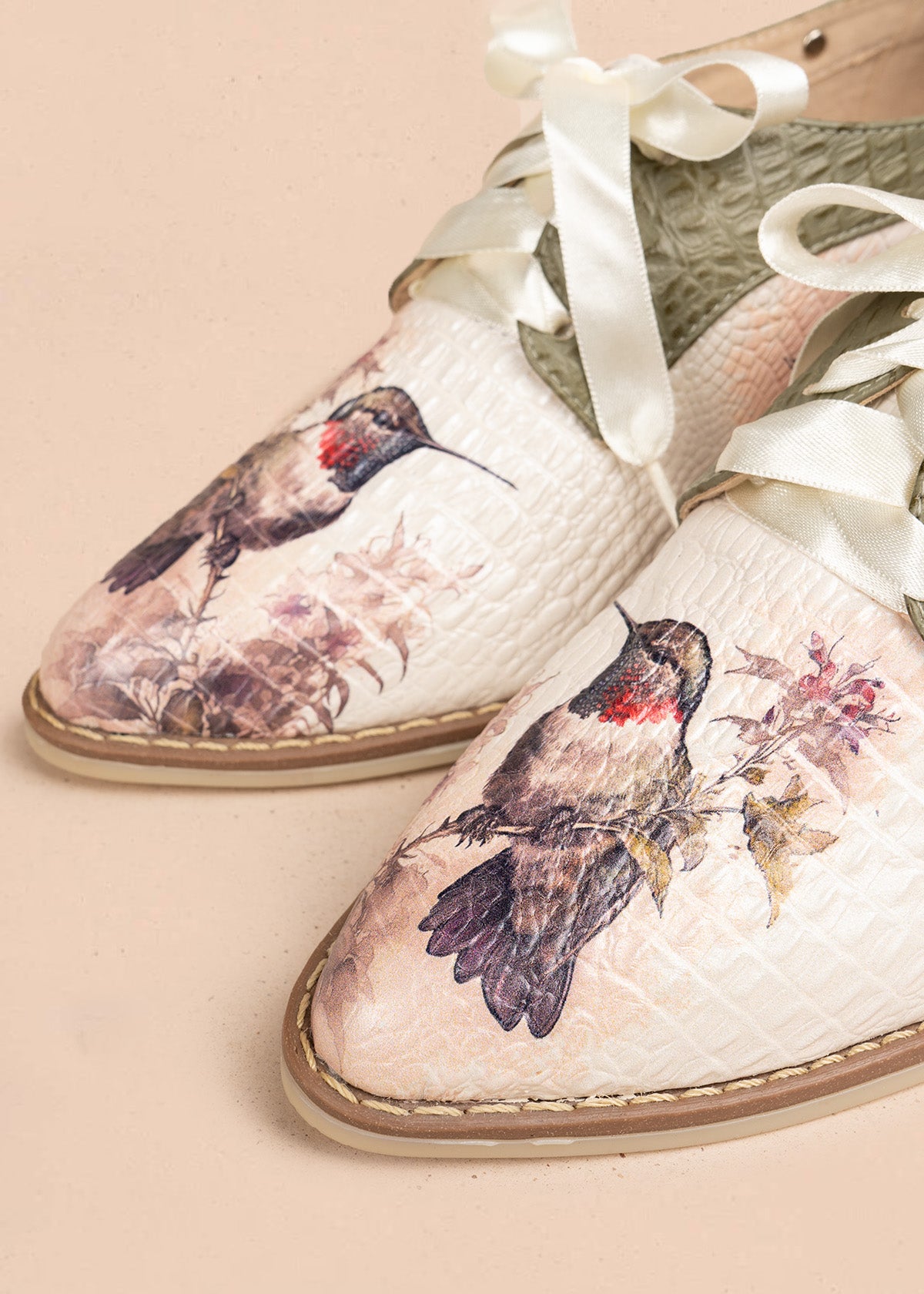 Zapatos de cuero color talco con atadura y estampado de colibrí 106617