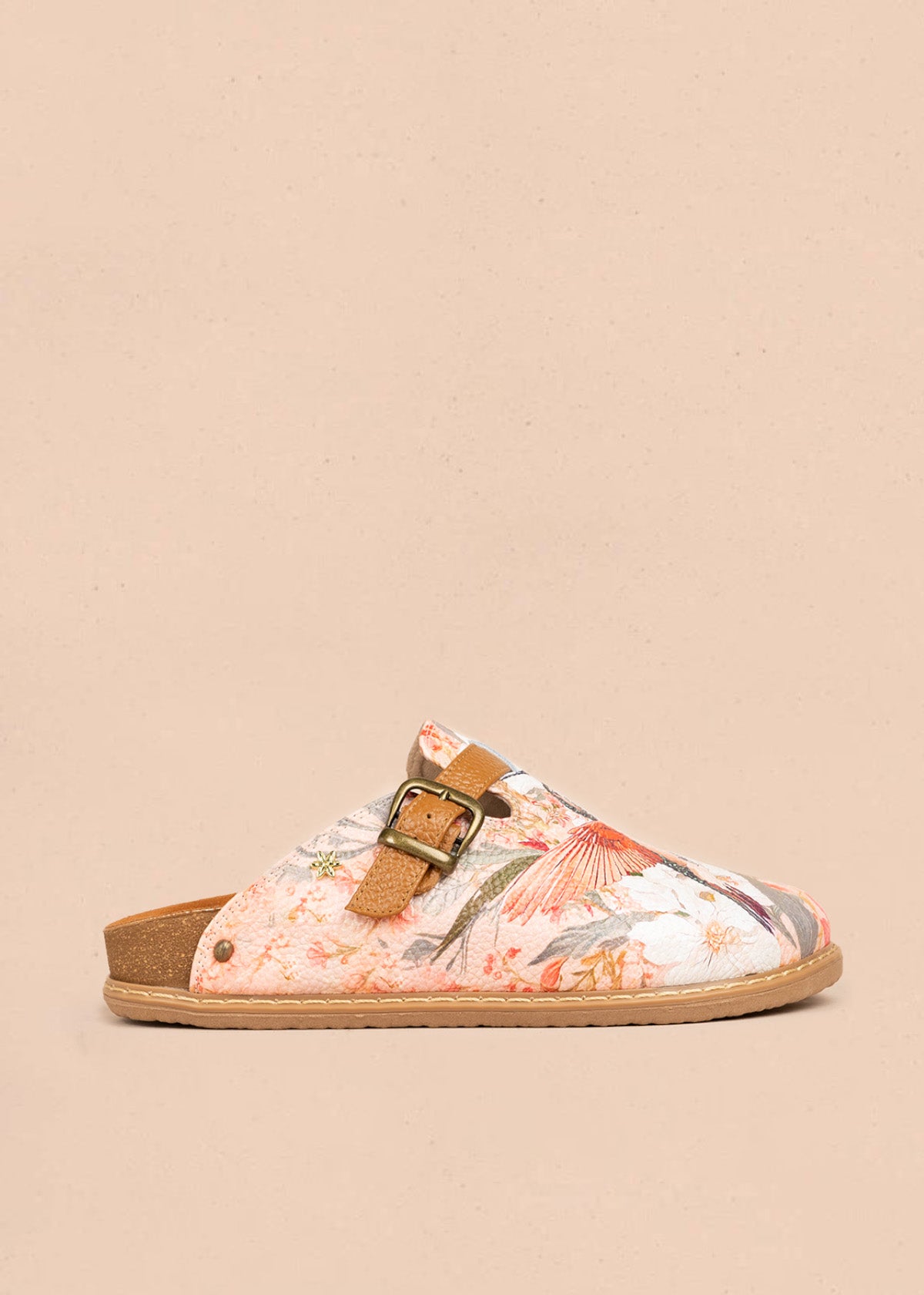 Zuecos de cuero color talco con estampado de colibrí 106619