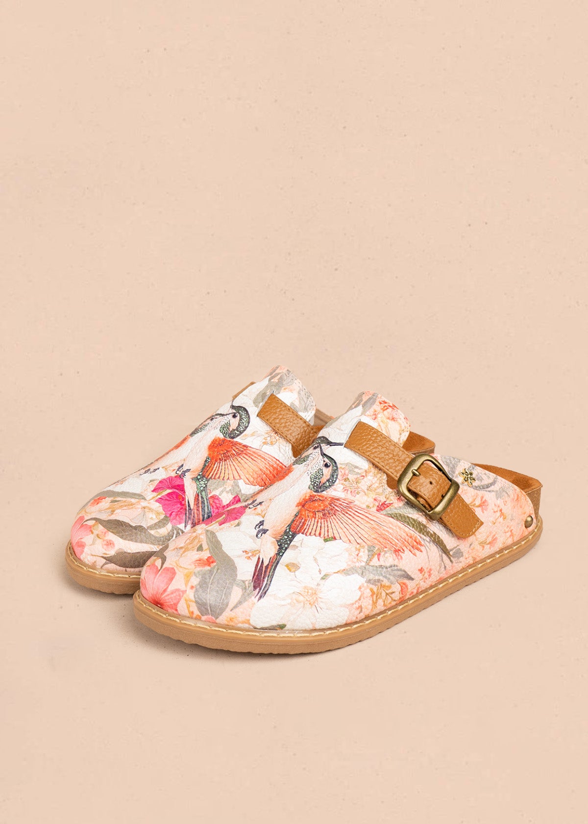 Zuecos de cuero color talco con estampado de colibrí 106619
