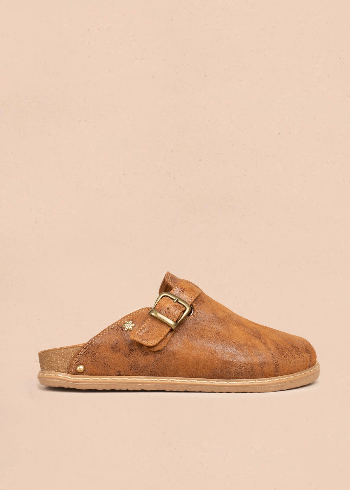 Zuecos en cuero color canela tipo mule con correa 106620