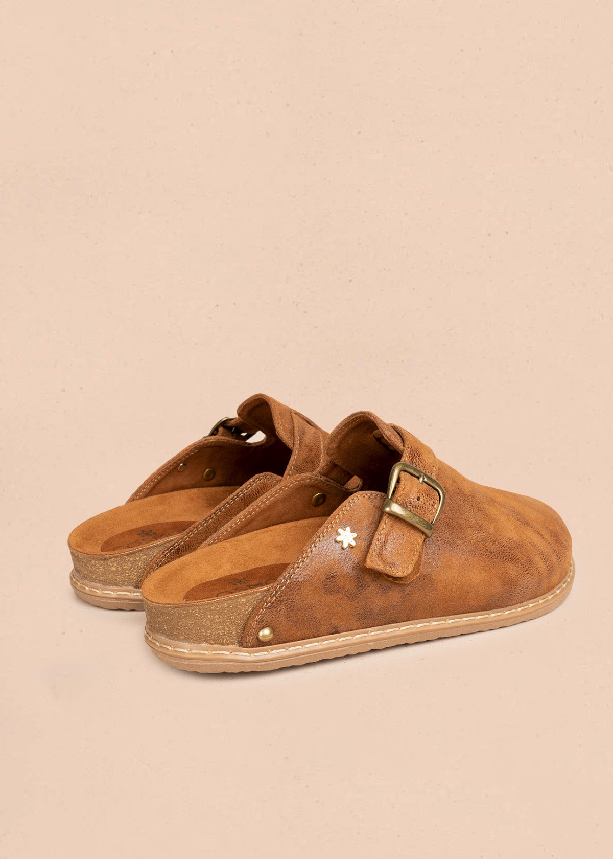 Zuecos en cuero color canela tipo mule con correa 106620