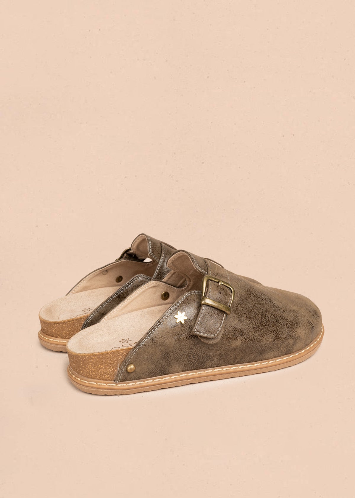 Zuecos en cuero color verde tipo mule con correa 106620