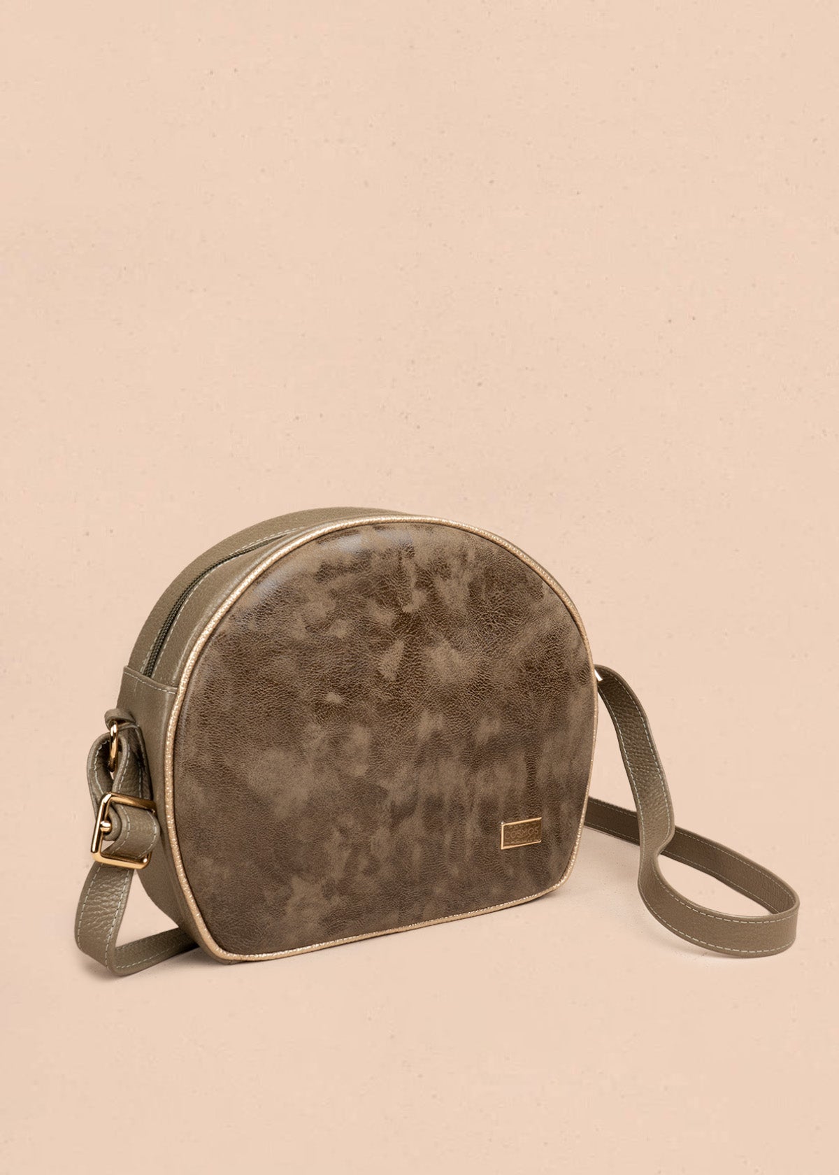 Bolso manos libres color verde con efecto desgastado 106621
