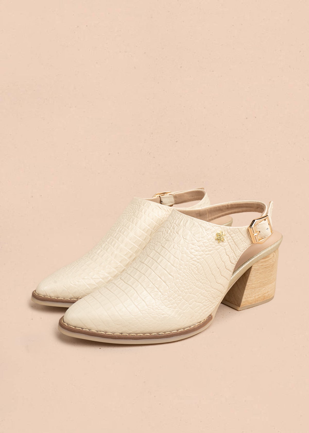 Botines en cuero color almendra con textura croco y tacón en madera 106626