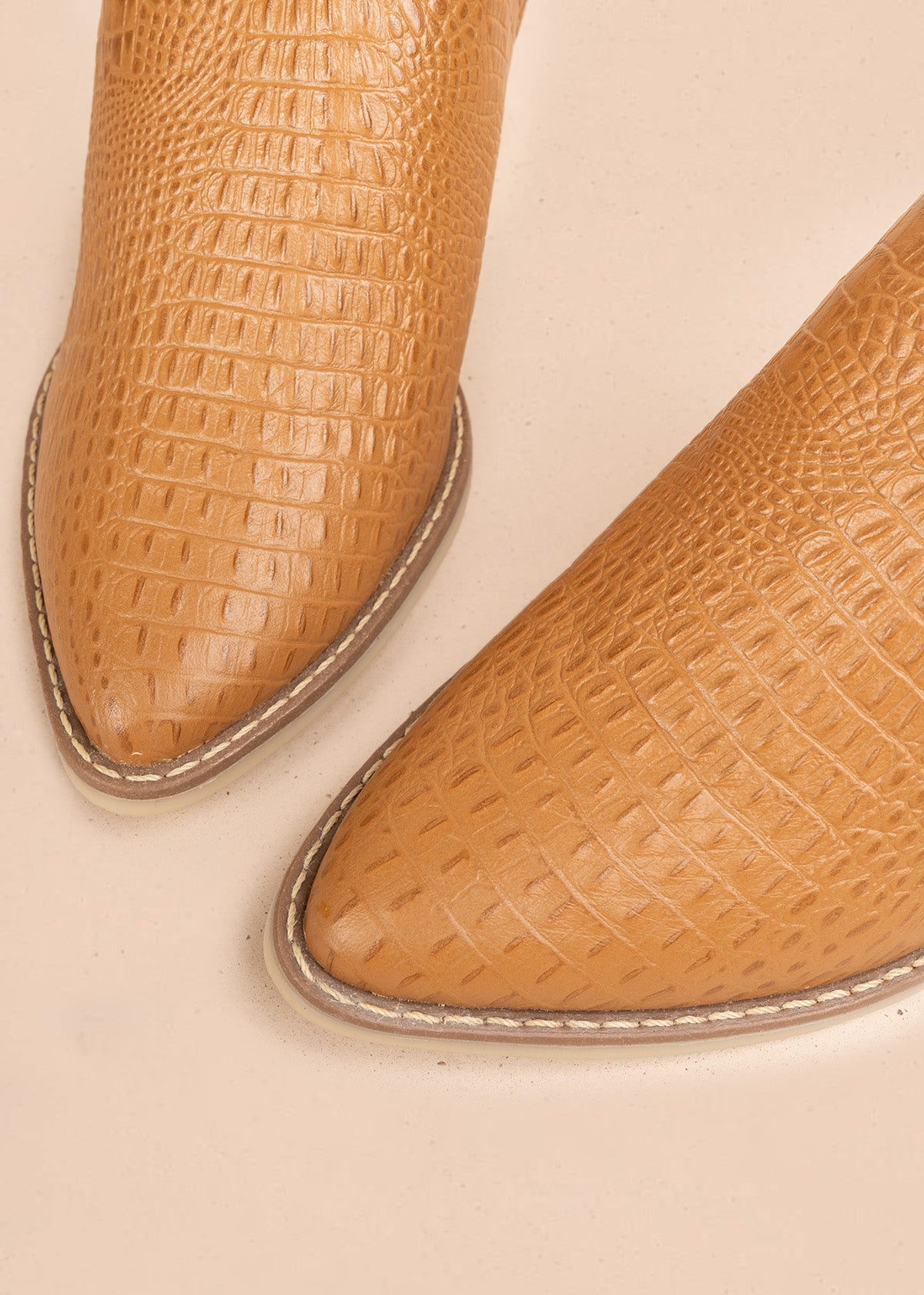 Botines en cuero color miel con textura croco y tacón en madera 106626