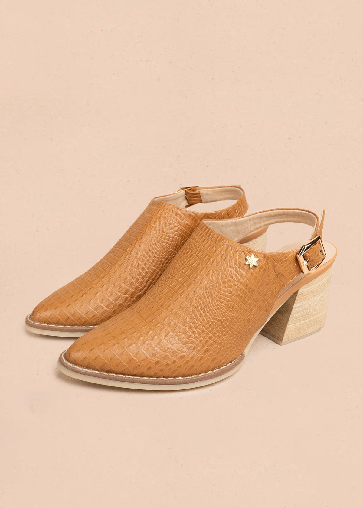 Botines en cuero color miel con textura croco y tacón en madera 106626