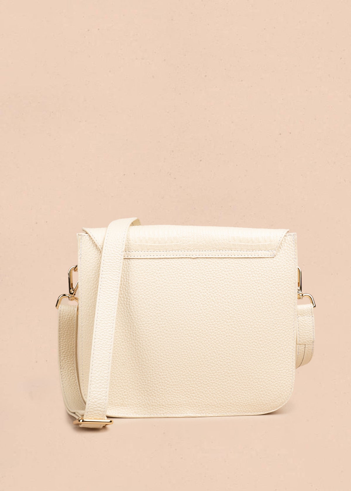 Bolso manos libres en cuero color almendra con textura croco y broche dorado 106627