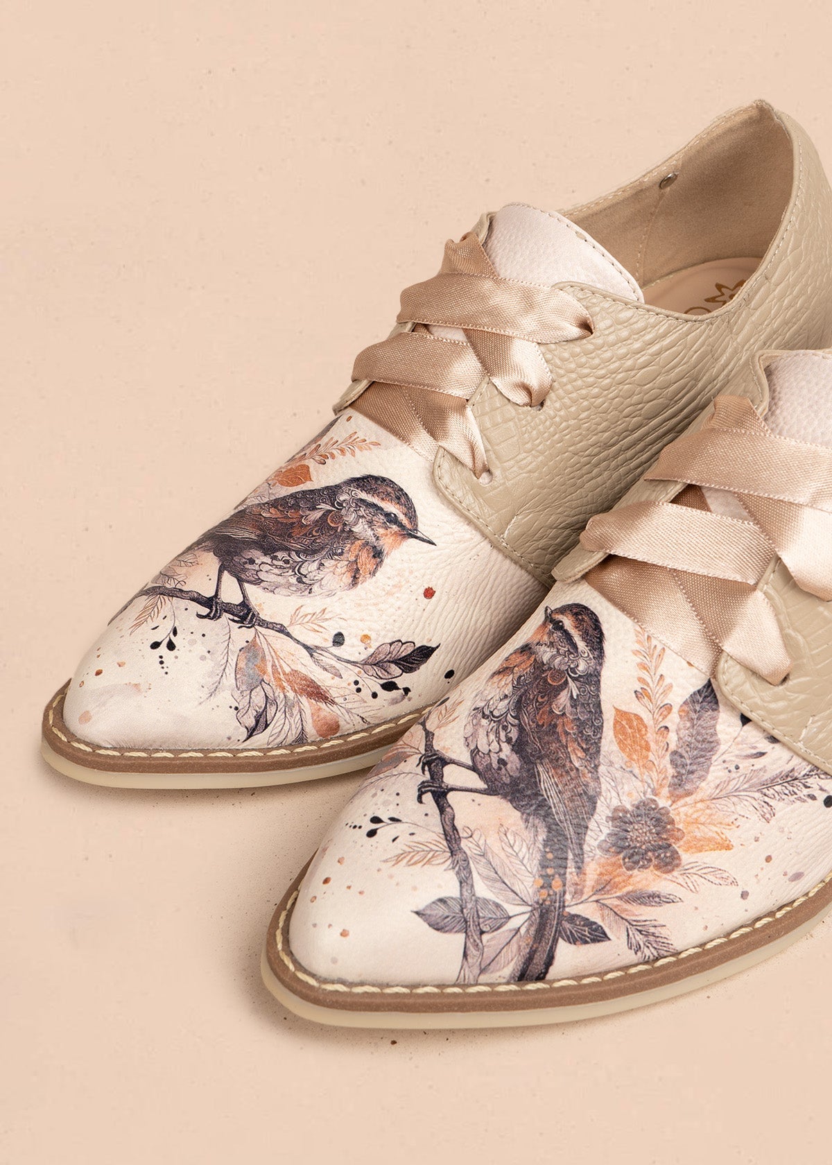 Zapatos en cuero color taupe con atadura y detalle de ave 106628