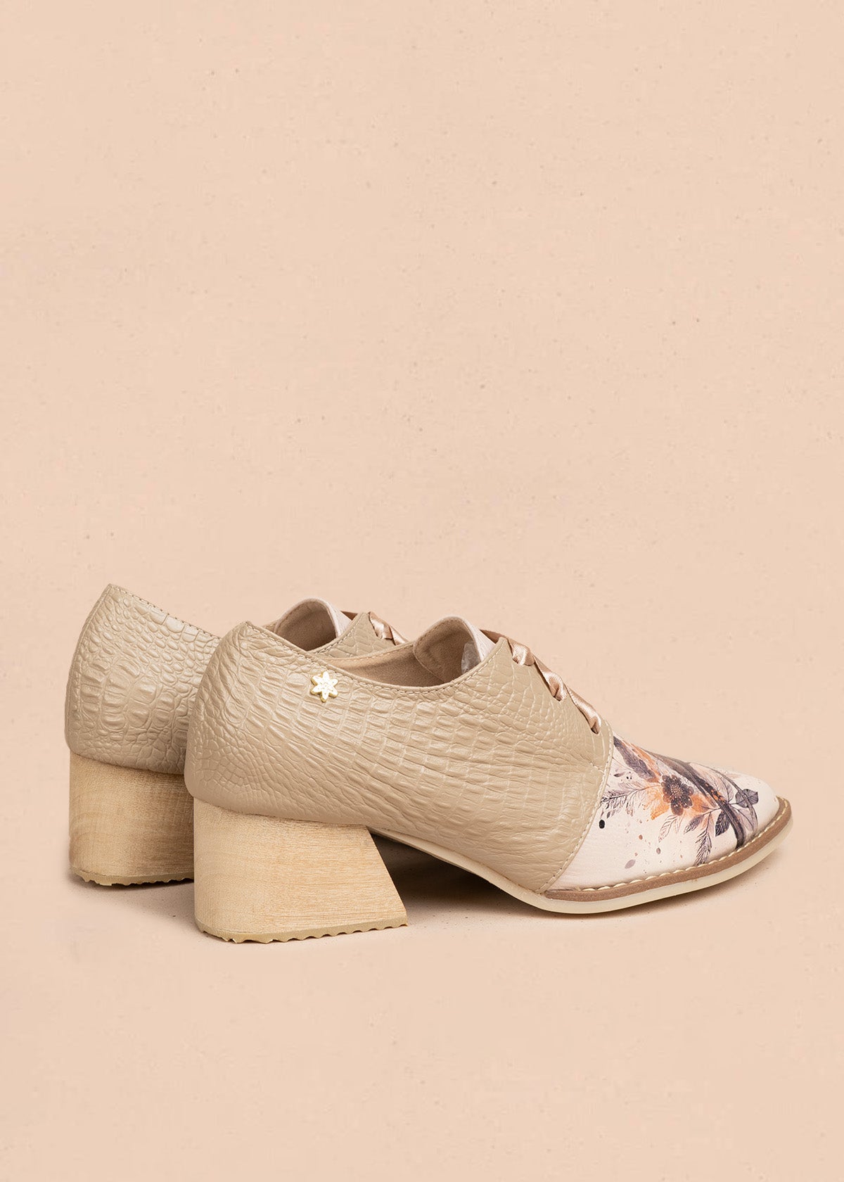 Zapatos en cuero color taupe con atadura y detalle de ave 106628