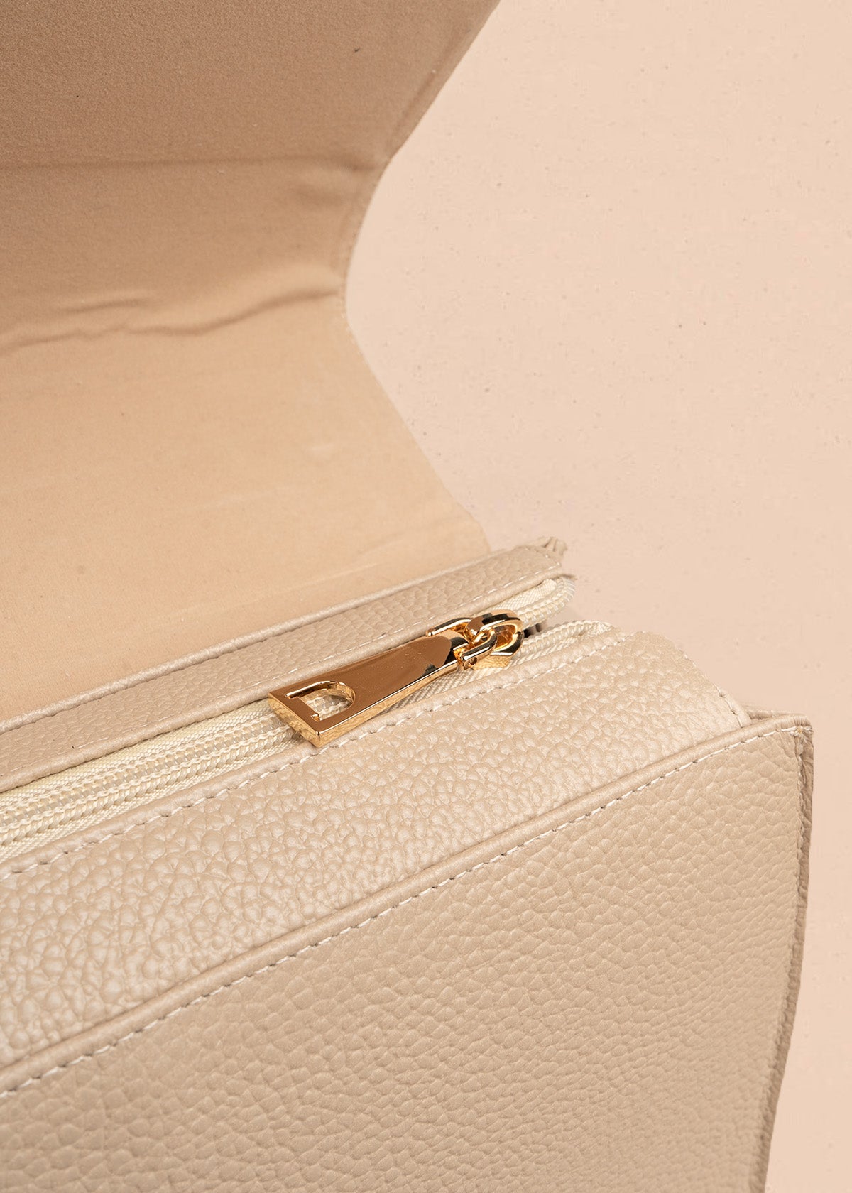 Bolso tipo cartera en cuero color taupe con estampado de ave y flores 106629