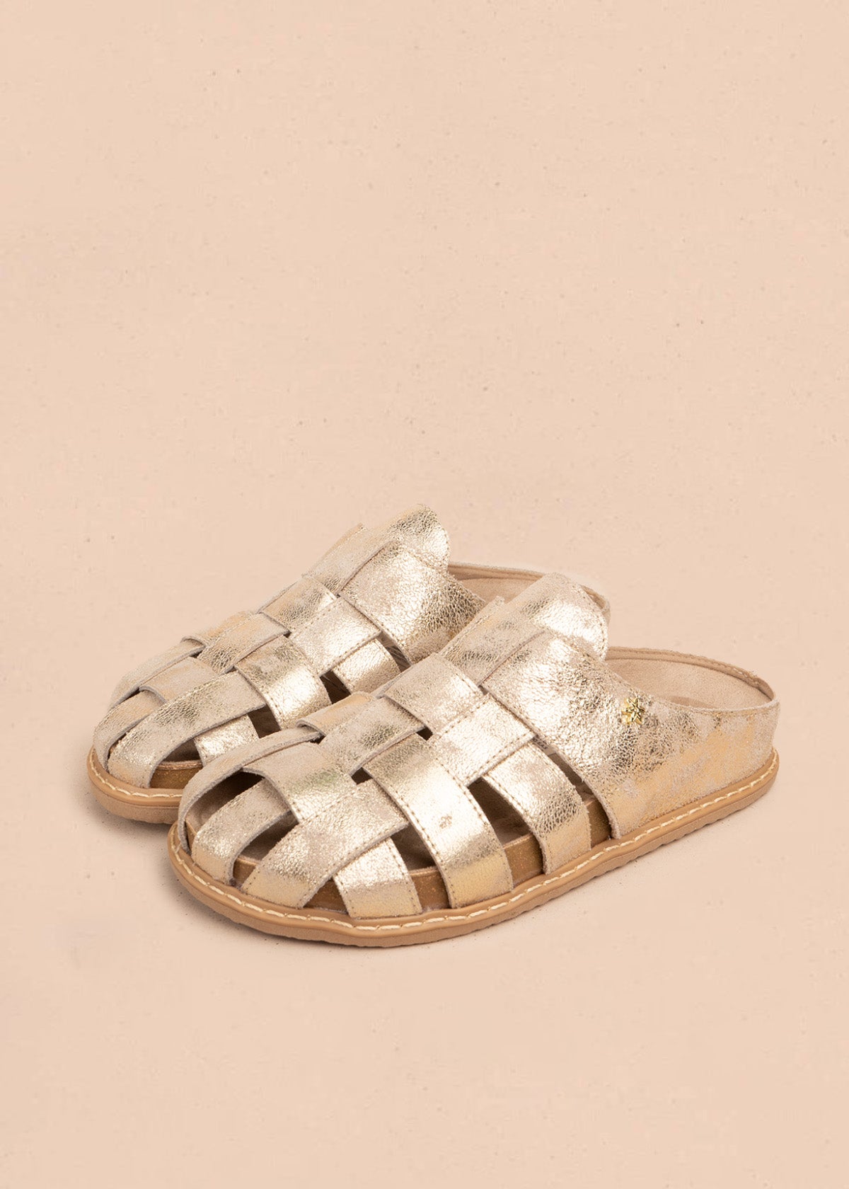 Zuecos de cuero champaña con tiras caladas 106632