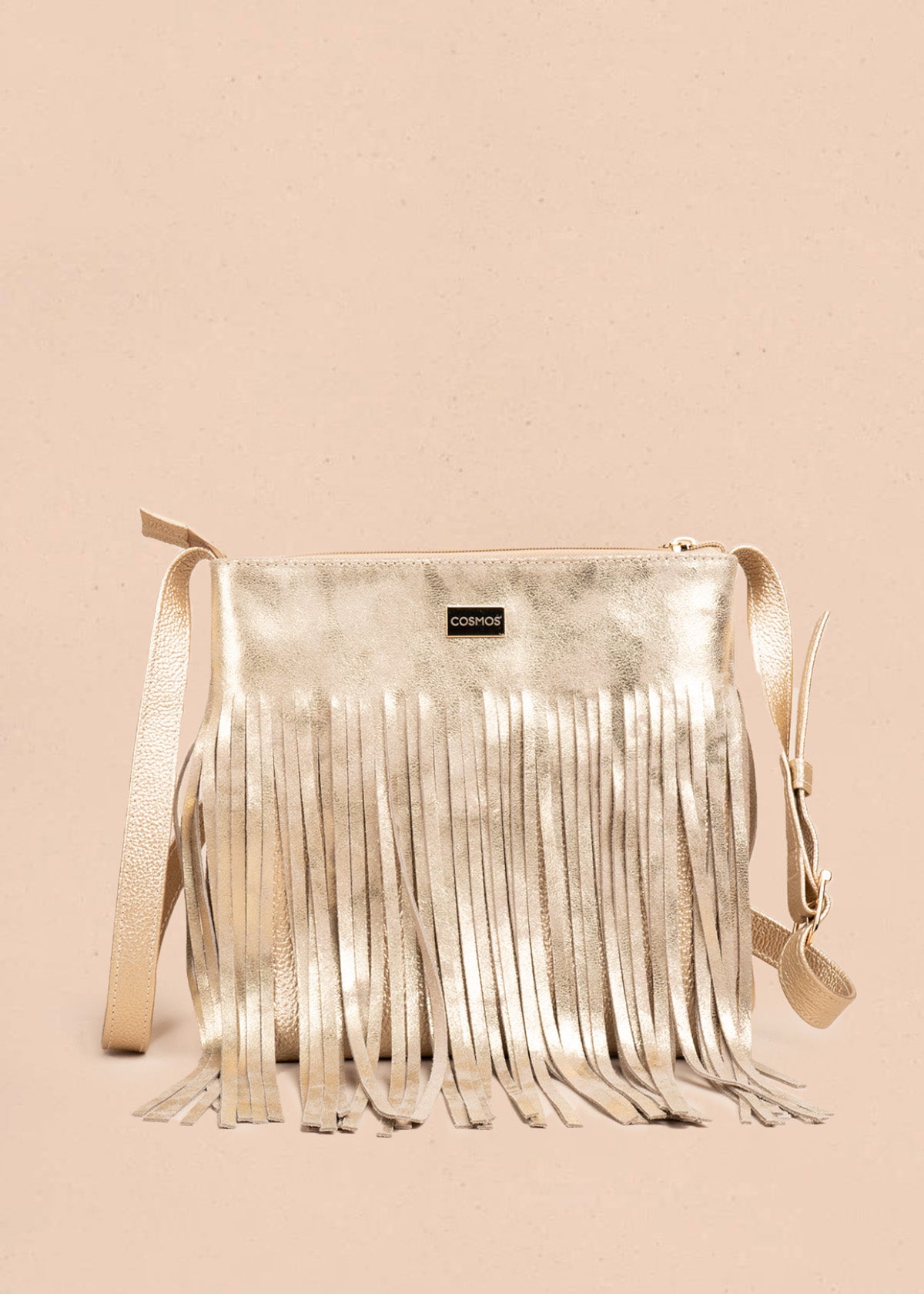 Bolso manos libres de cuero color arena con flecos 106633