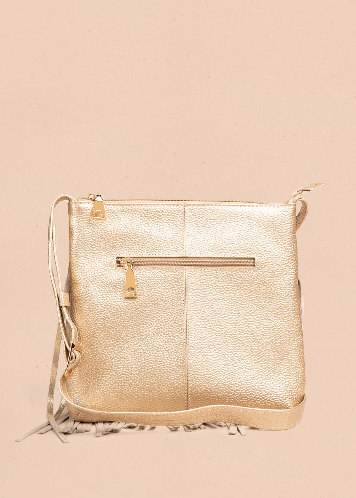 Bolso manos libres de cuero color arena con flecos 106633