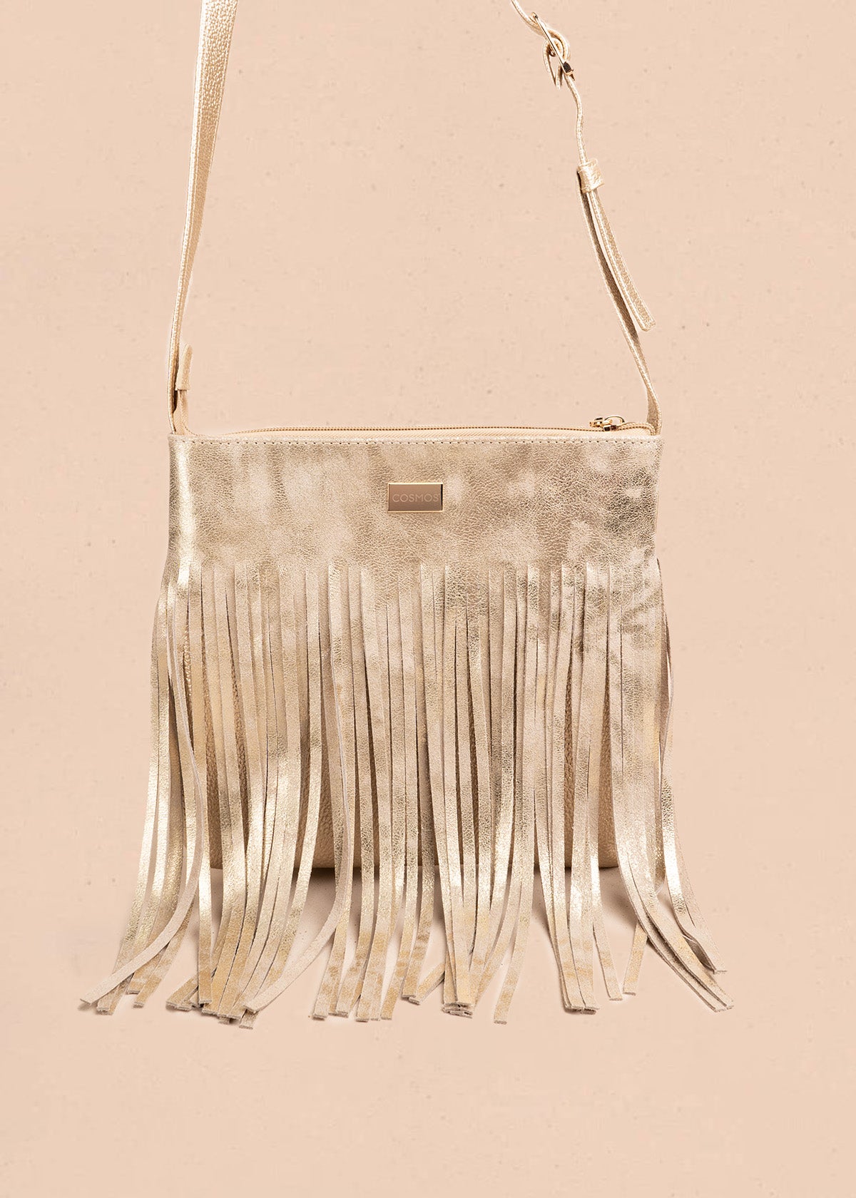 Bolso manos libres de cuero color arena con flecos 106633