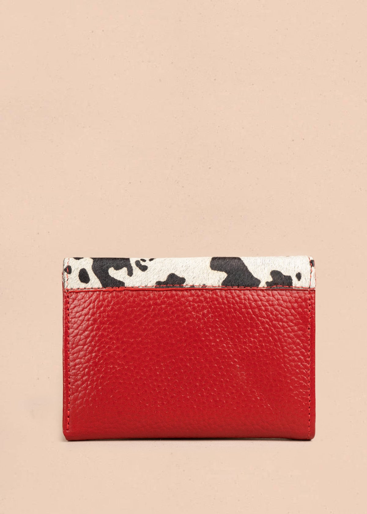 Billetera pequeña de cuero color rojo con solapa animal print 106637