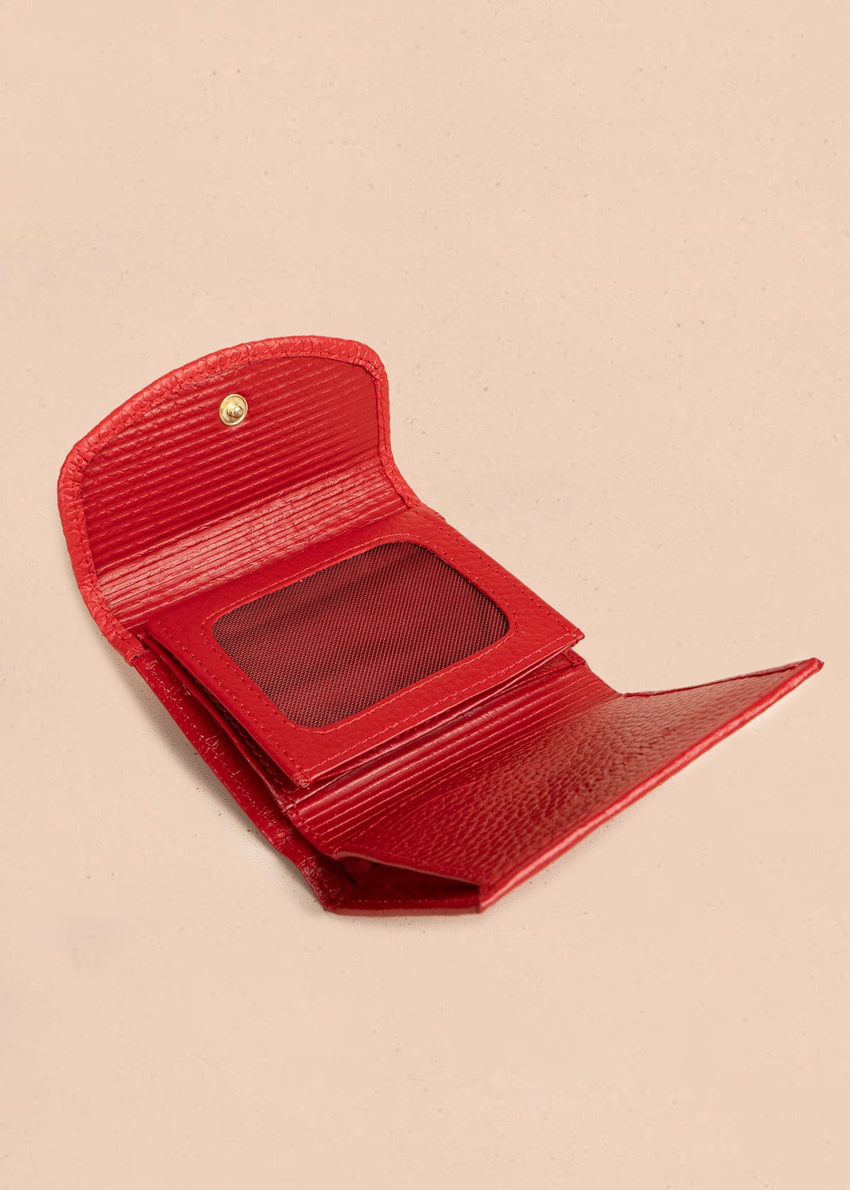 Billetera pequeña en cuero rojo con solapa curva 106638