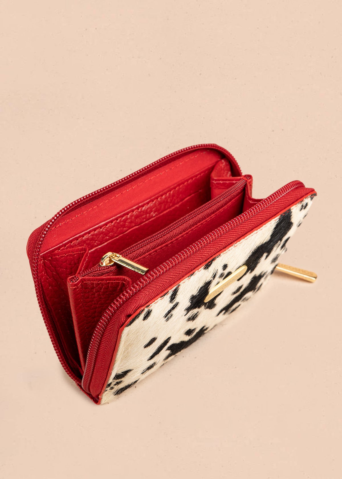 Billetera pequeña de cuero color rojo con solapa animal print 106640