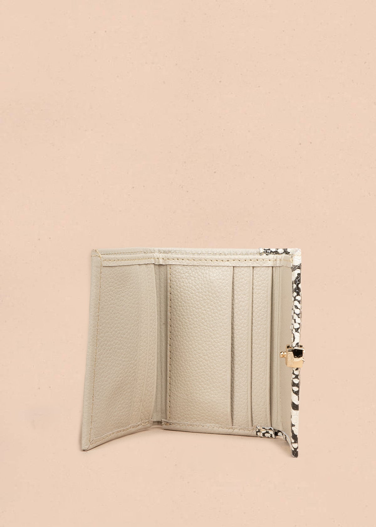 Billetera pequeña en cuero color beige con solapa efecto serpiente 106641