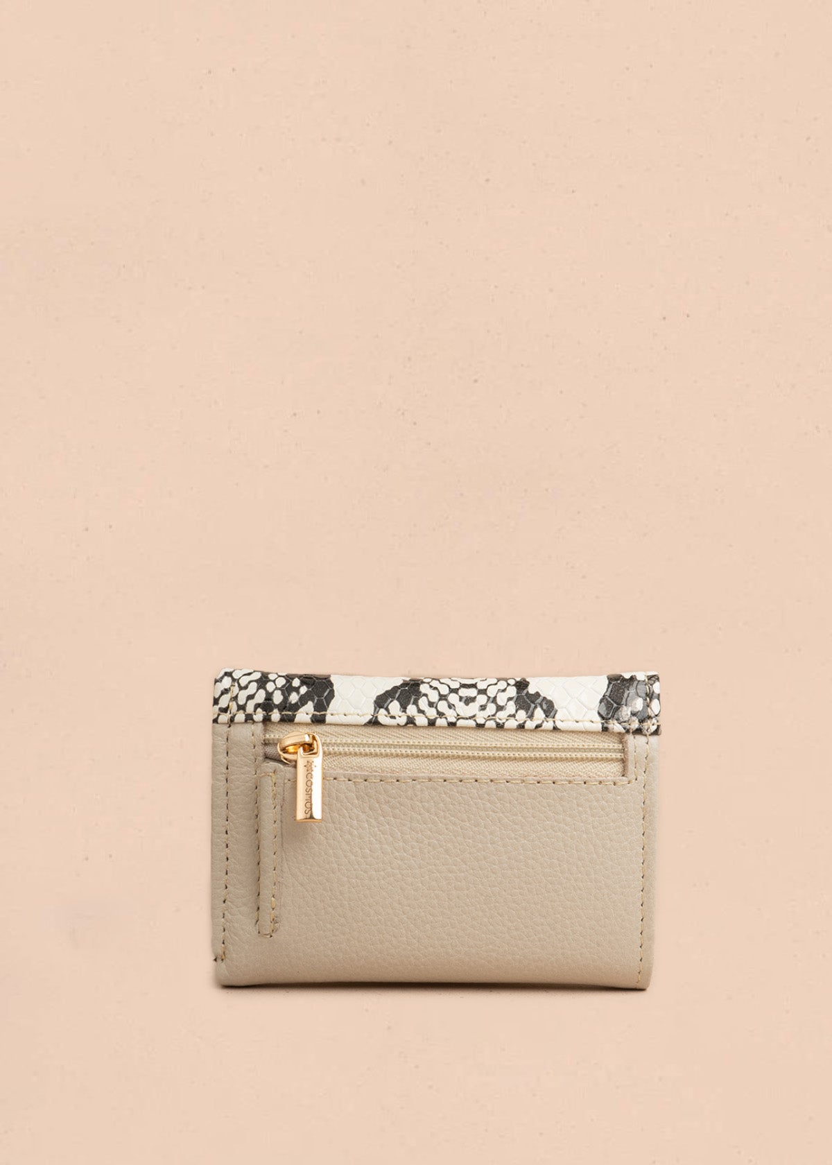 Billetera pequeña en cuero color beige con solapa efecto serpiente 106641