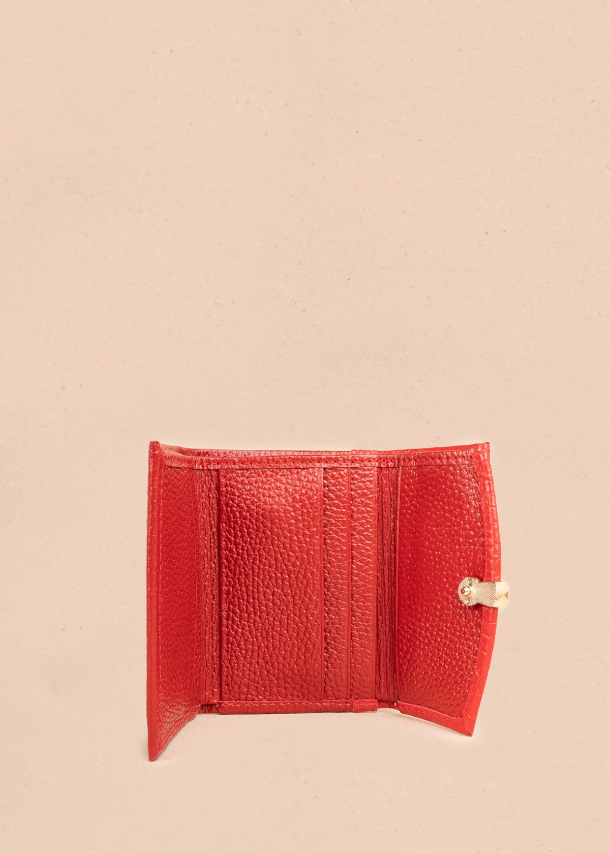 Billetera pequeña en cuero color rojo con broche dorado y cremallera 106641
