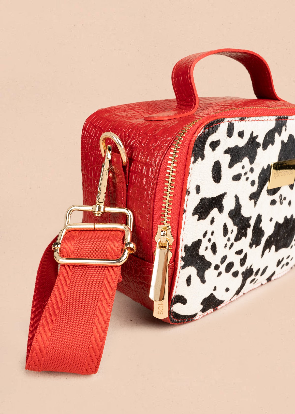 Manos libres en cuero color rojo con estampado de vaca 106645