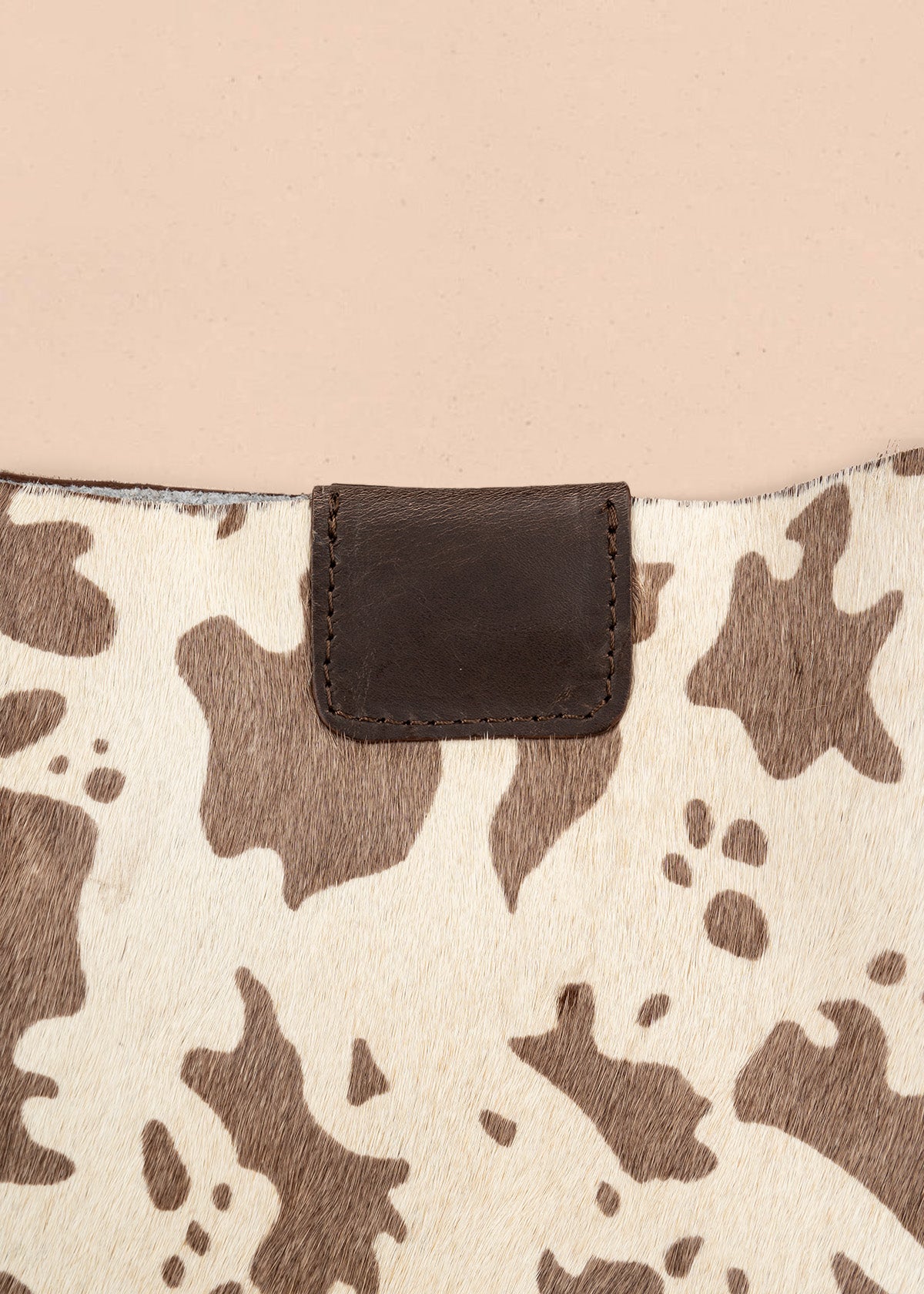 Bolso shopping de cuero café con estampado pelo de vaca 106647