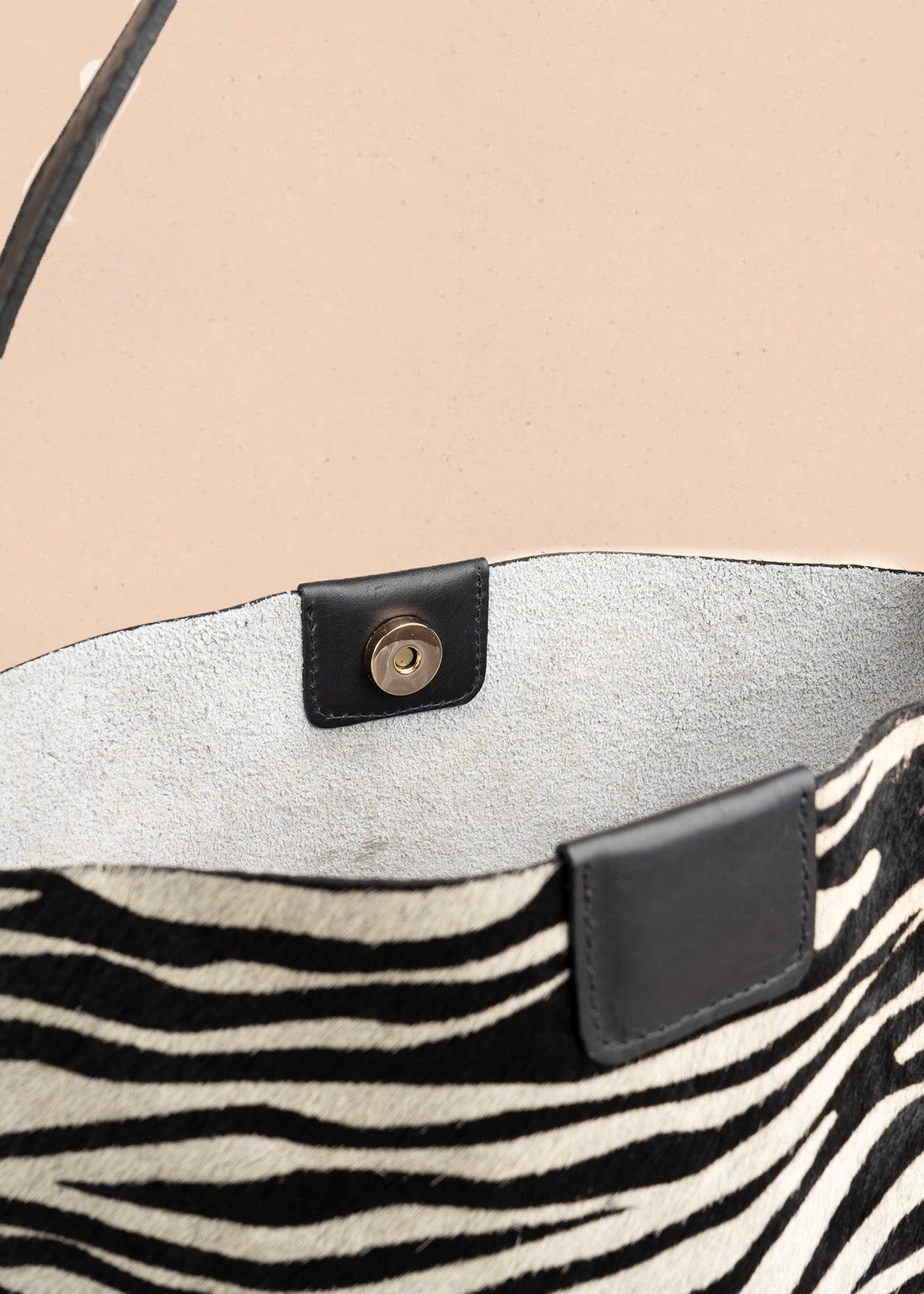 Bolso shopping de cuero negro con estampado pelo de vaca 106647