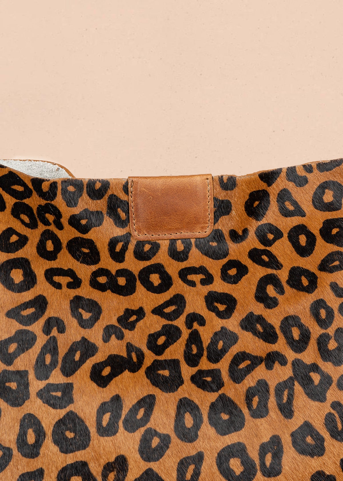 Bolso shopping de cuero tabaco con estampado pelo de vaca 106647