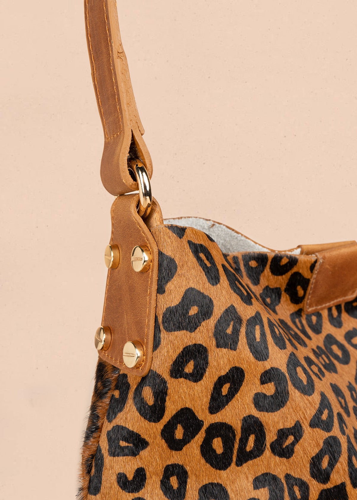 Bolso shopping de cuero tabaco con estampado pelo de vaca 106647