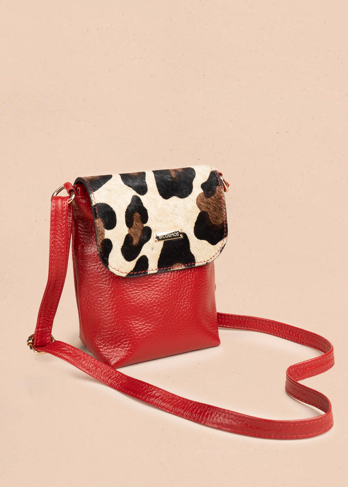 Bolso manos libres de cuero color rojo con tapa leopardo 106648