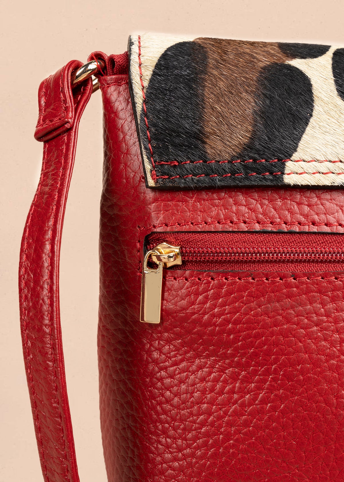Bolso manos libres de cuero color rojo con tapa leopardo 106648