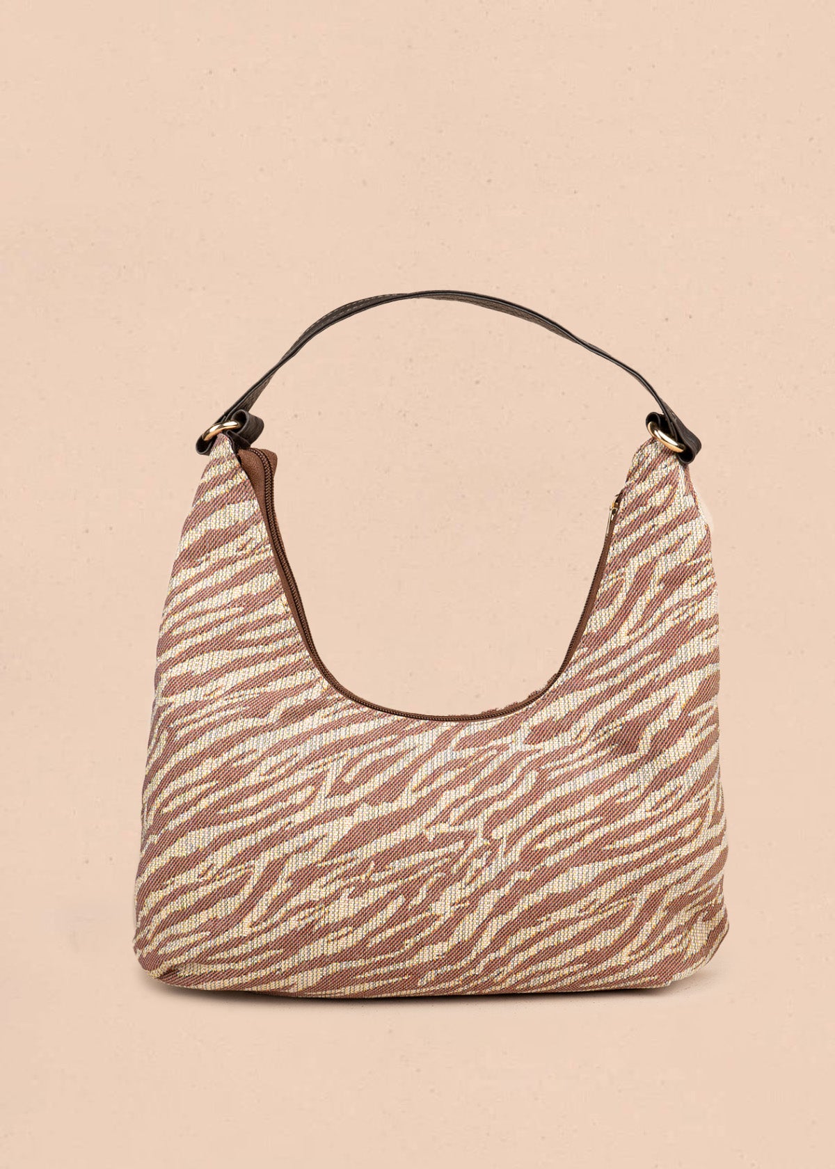 Bolso hobo de tela color café con estampado cebra 106649