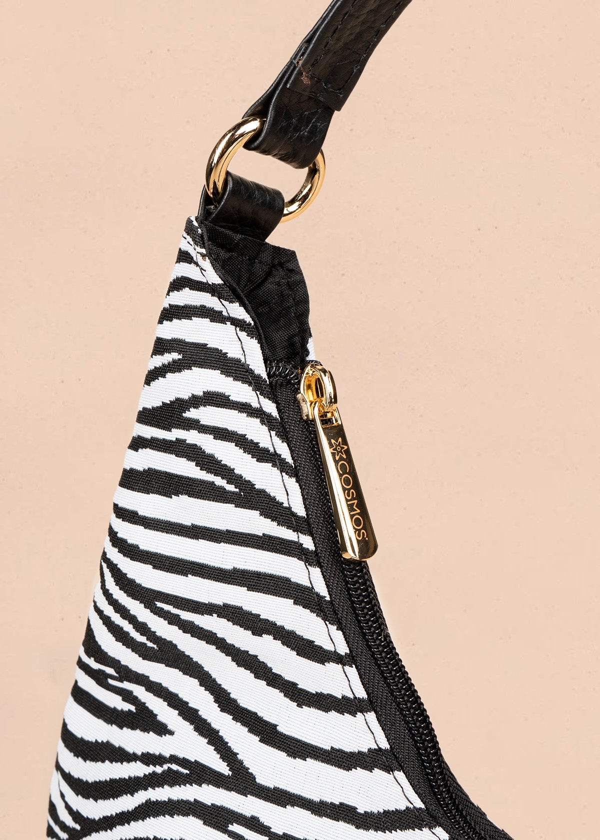 Bolso hobo de tela color negro con estampado cebra 106649