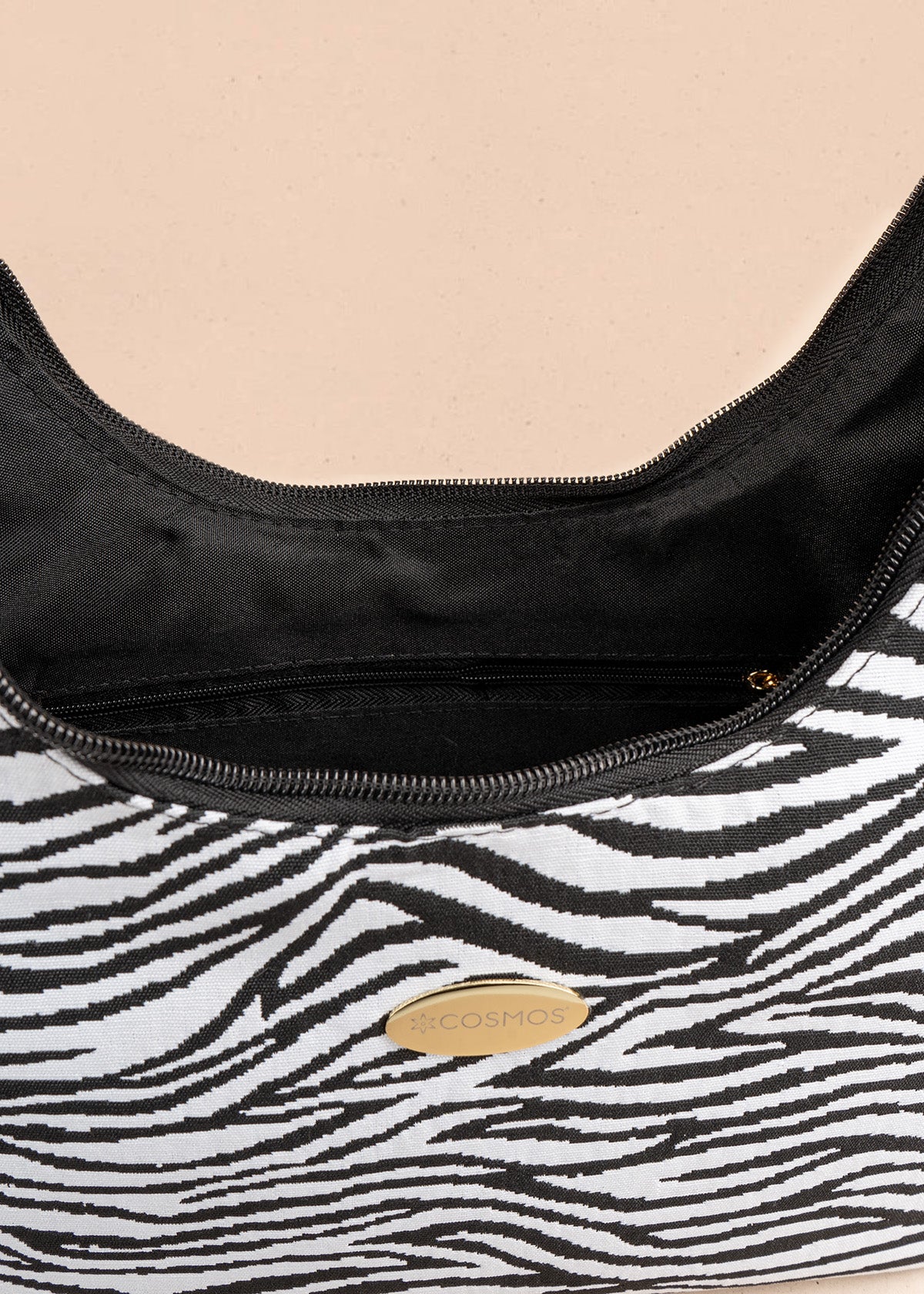 Bolso hobo de tela color negro con estampado cebra 106649