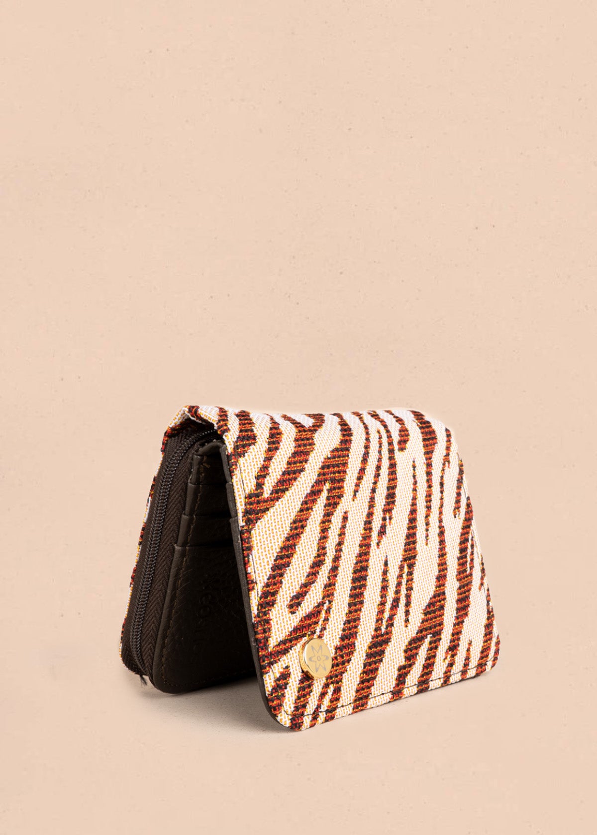 Porta documentos color café en estampado animal print 106650