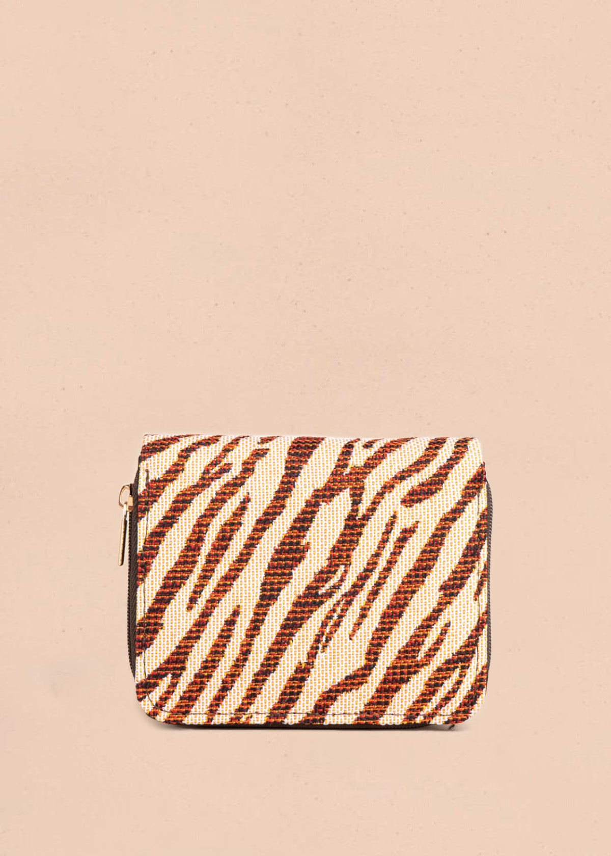 Porta documentos color café en estampado animal print 106650