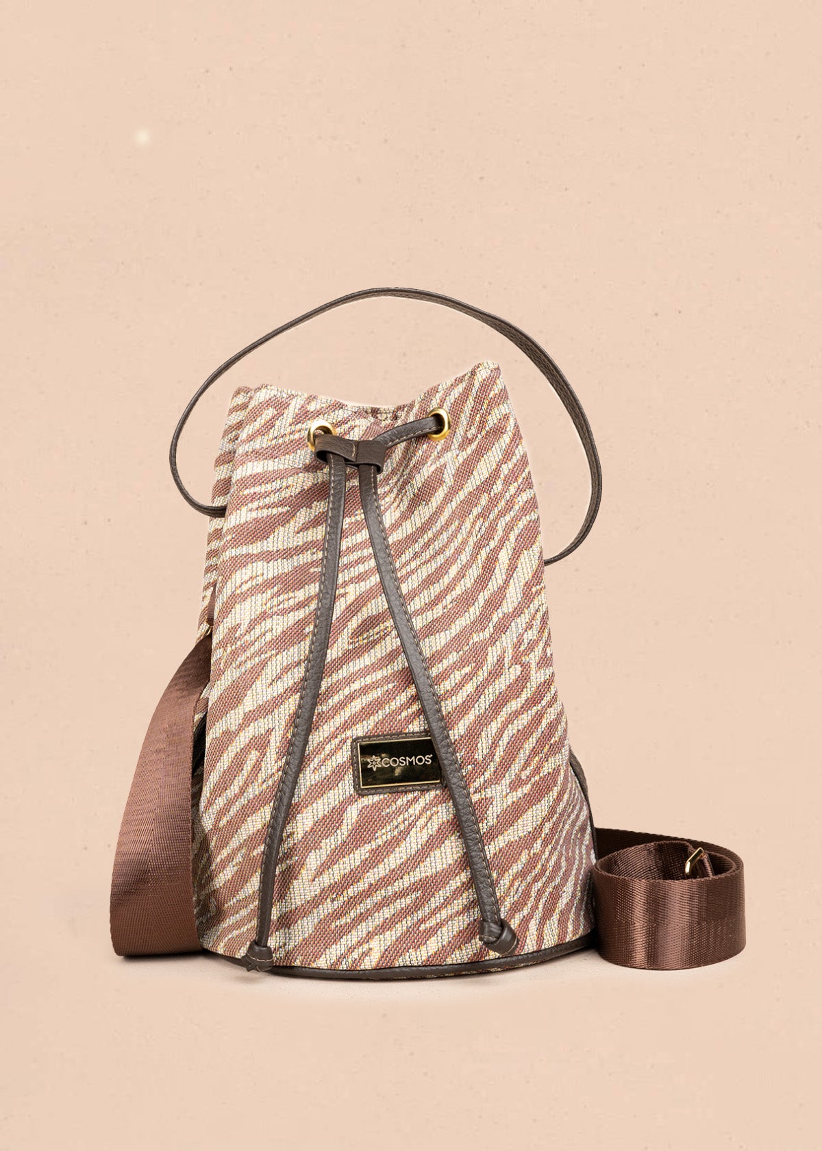 Bolso bucket de tela color café con estampado cebra 106653