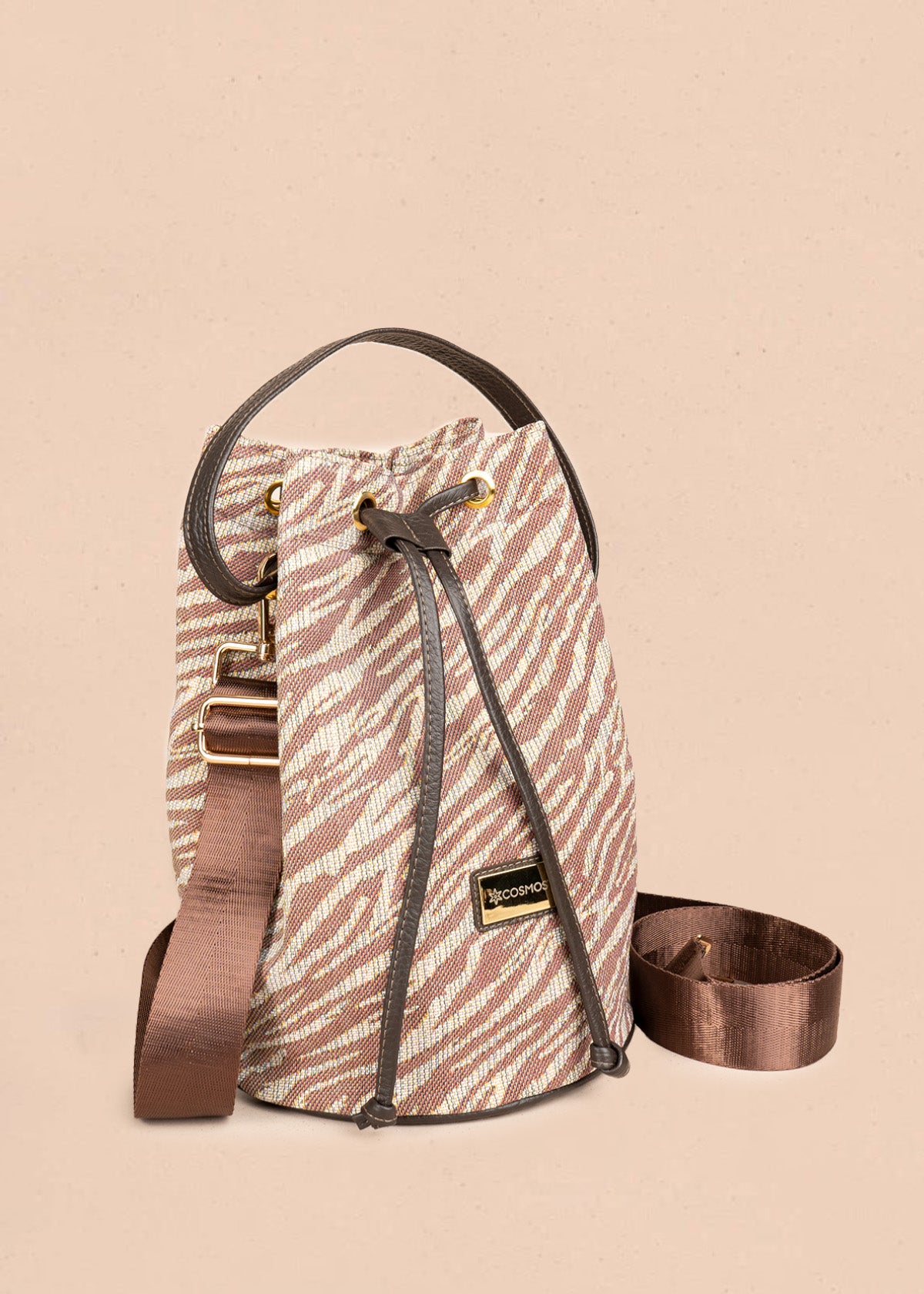 Bolso bucket de tela color café con estampado cebra 106653