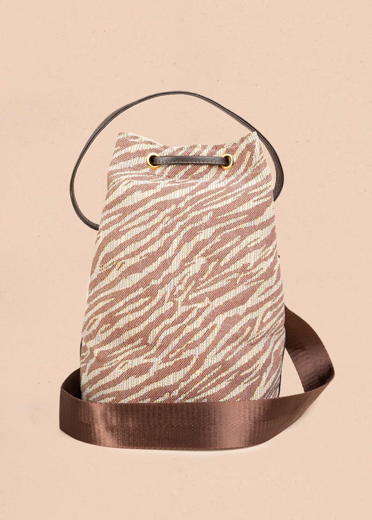 Bolso bucket de tela color café con estampado cebra 106653
