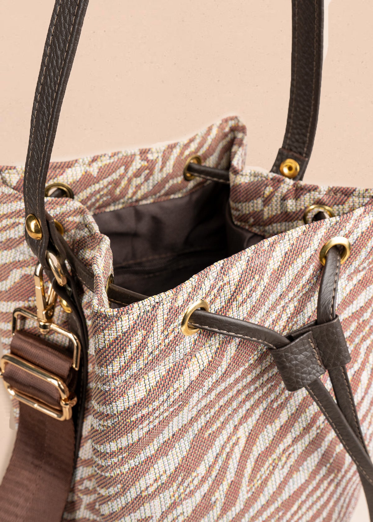 Bolso bucket de tela color café con estampado cebra 106653