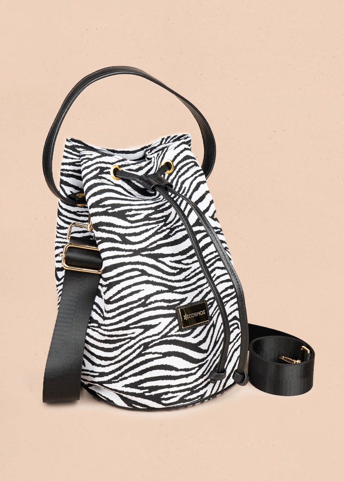 Bolso bucket de tela color negro con estampado cebra 106653