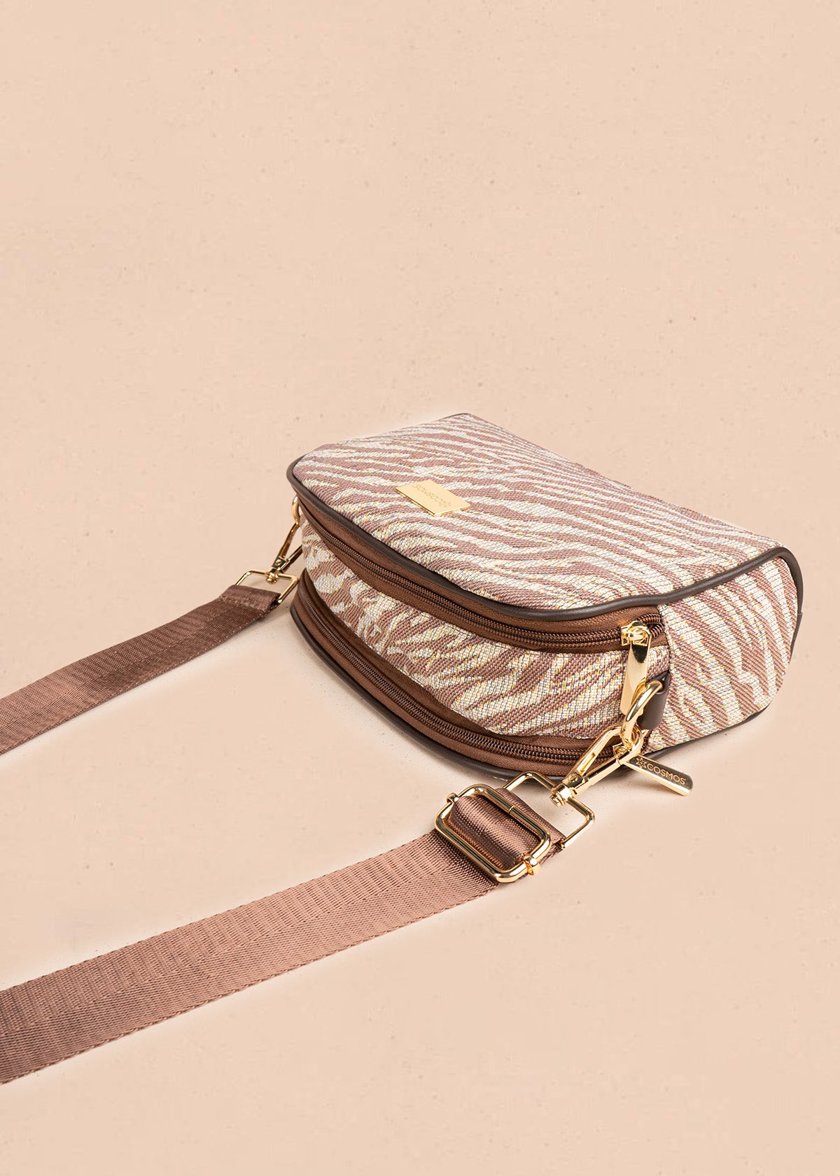 Cartera cruzada de tela color café con estampado cebra 106654