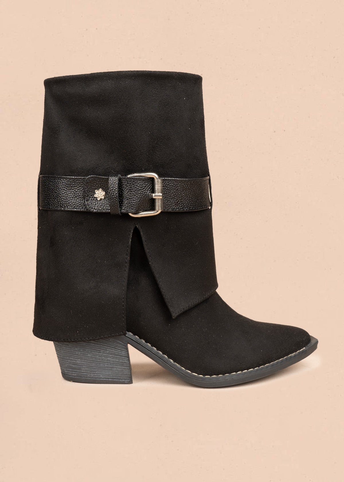 Botas color negro con caña doblada y correa con hebilla 106660
