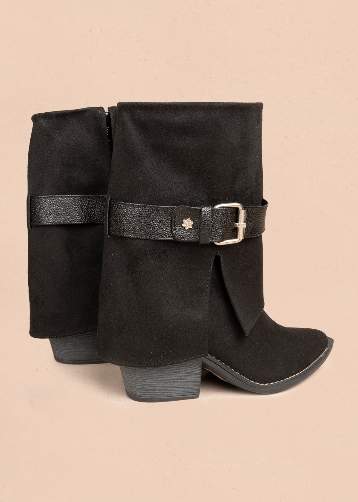Botas color negro con caña doblada y correa con hebilla 106660