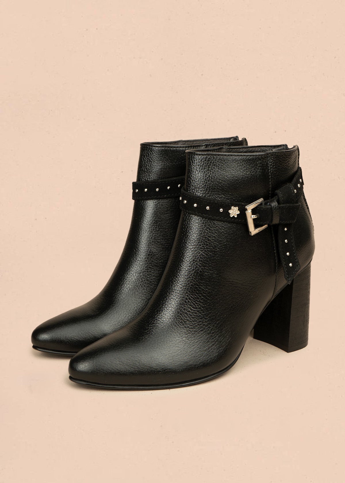 Botines de cuero color negro con correa decorativa con taches 106661