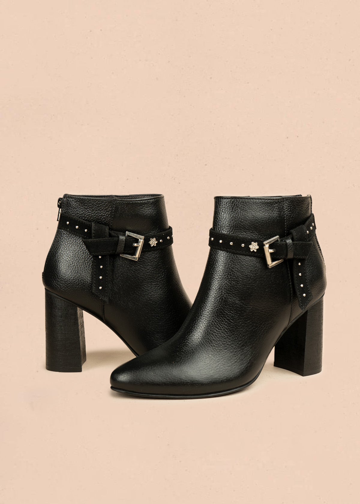 Botines de cuero color negro con correa decorativa con taches 106661