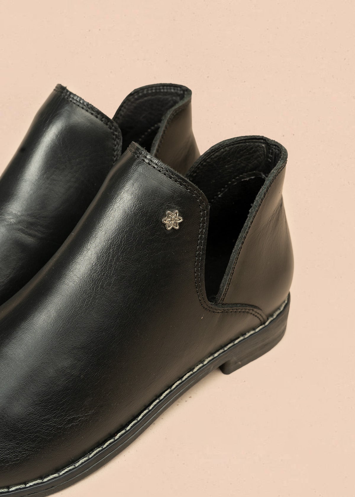 Botines clásicos de cuero color negro 106662