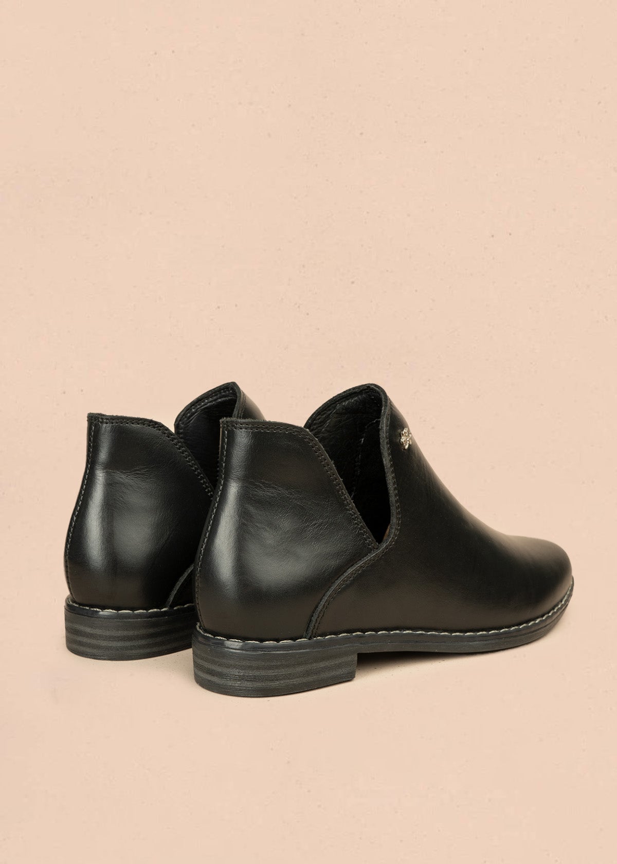 Botines clásicos de cuero color negro 106662