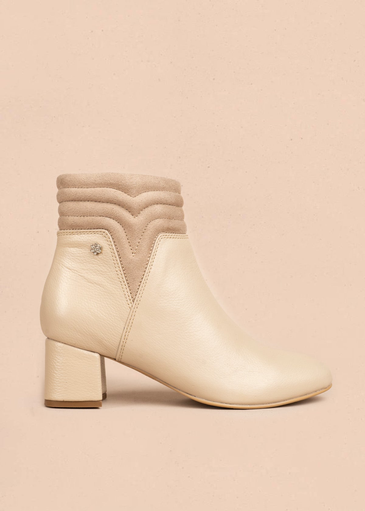 Botines en cuero color beige con detalle en gamuza 106664